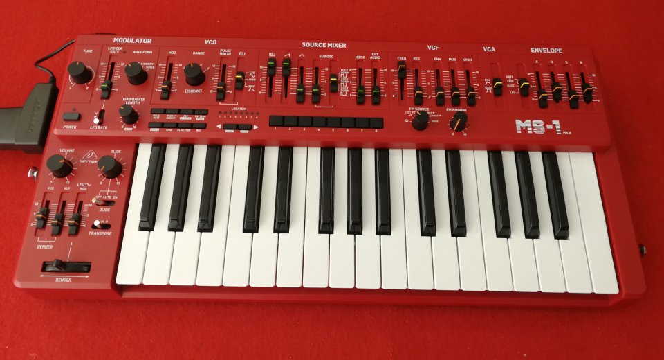 Behringer MS-1 MKII Red + Decksaver
