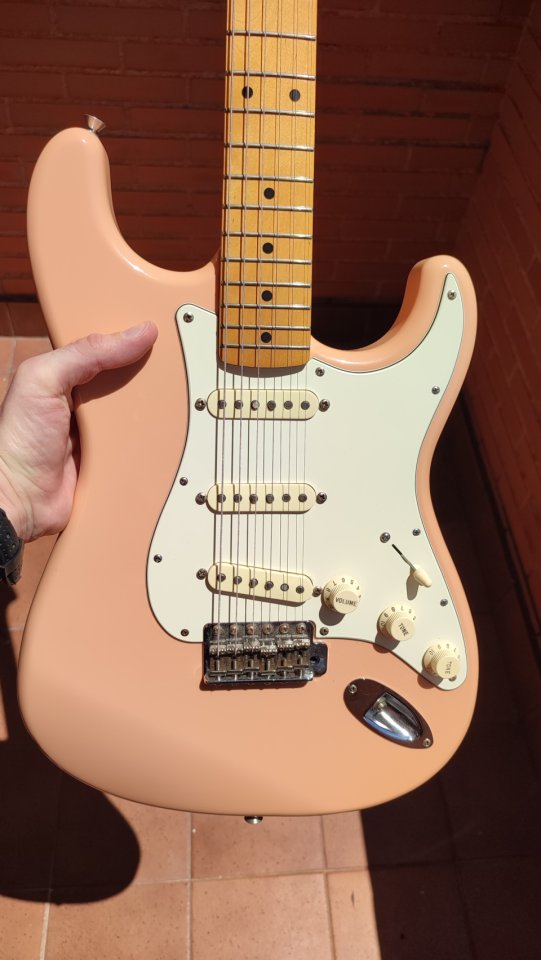 Stratocaster 56 Shell Pink MIJ de 1997 de segunda mano · Foto 3 de 8 · Toledo · 1200 €