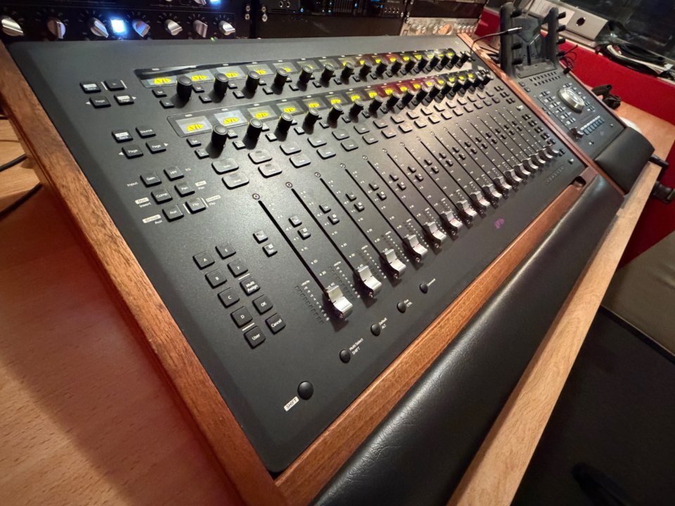 Avid S3 EuCon 16 faders + mueble Mixingtable de segunda mano · Foto 2 de 5 · Madrid · 2400 €