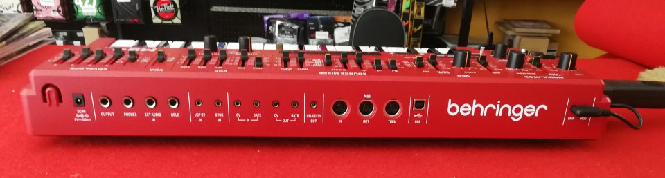 Behringer MS-1 MKII Red + Decksaver