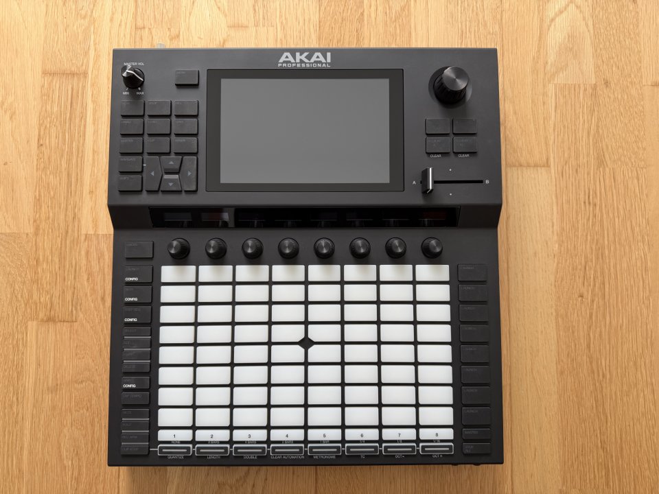 Akai Force + SSD 1TB Samsung. Workstation standalone, estado mint. de segunda mano · Foto 1 de 7 · Araba · 800 €
