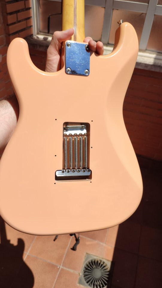 Stratocaster 56 Shell Pink MIJ de 1997 de segunda mano · Foto 4 de 8 · Toledo · 1200 €