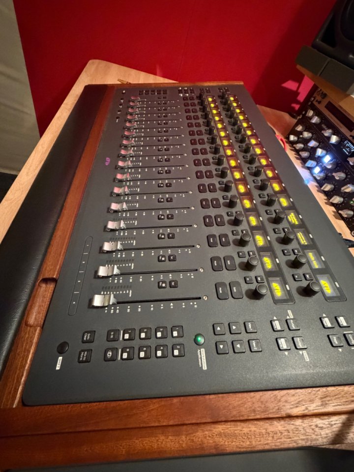 Avid S3 EuCon 16 faders + mueble Mixingtable de segunda mano · Foto 3 de 5 · Madrid · 2400 €