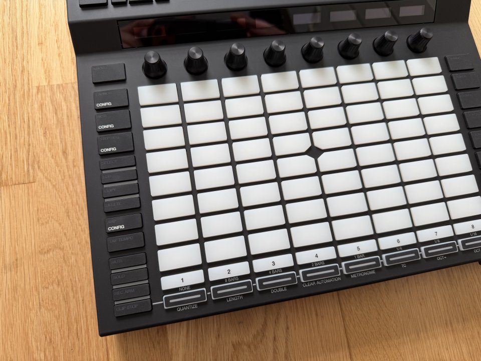 Akai Force + SSD 1TB Samsung. Workstation standalone, estado mint. de segunda mano · Foto 2 de 7 · Araba · 800 €