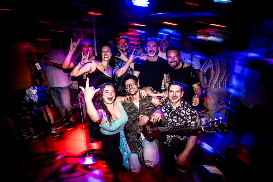 Buscamos cantante rock para proyecto en marcha de segunda mano · Foto 1 de 3 · Málaga