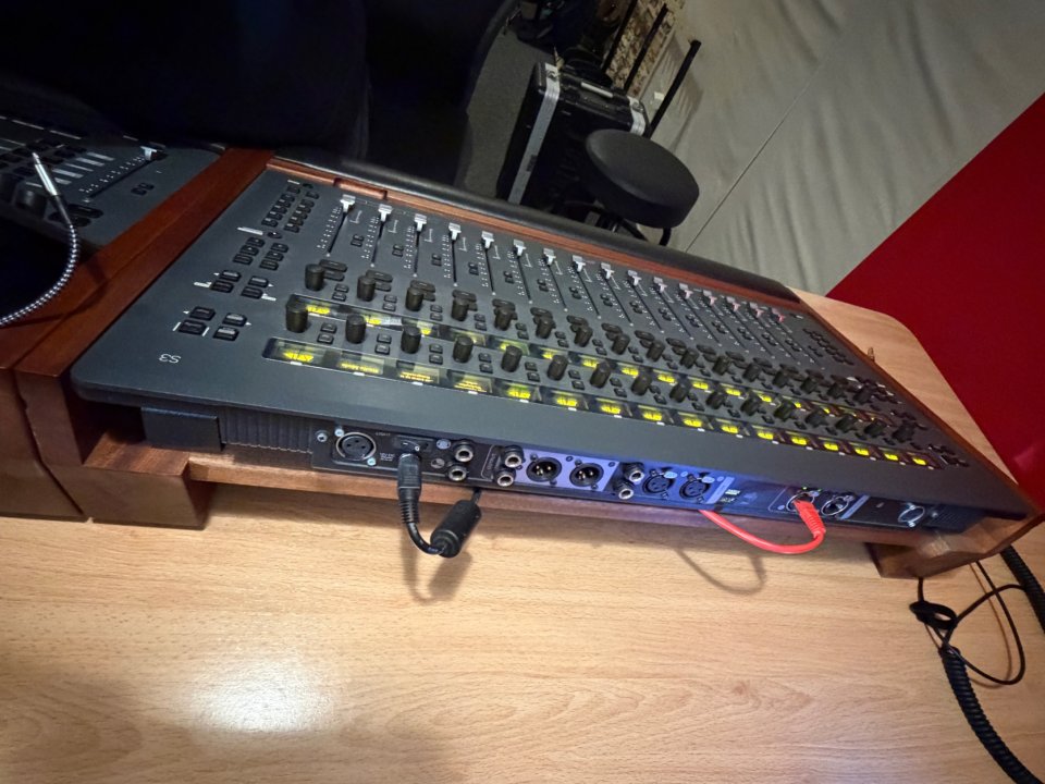 Avid S3 EuCon 16 faders + mueble Mixingtable de segunda mano · Foto 4 de 5 · Madrid · 2400 €