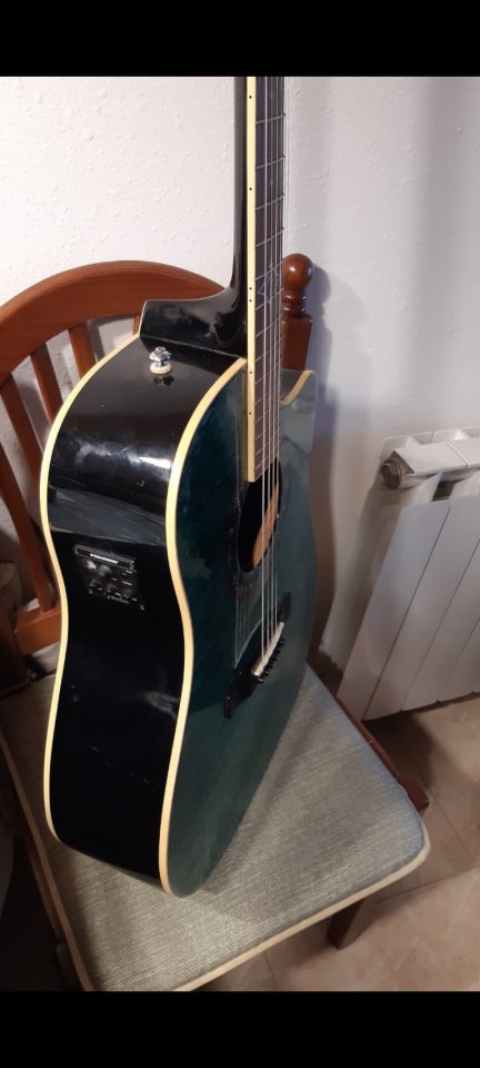 Fender Dreadnought Cutaway, Tapa Arce laminada  T-Bucket 300CE  Acústica