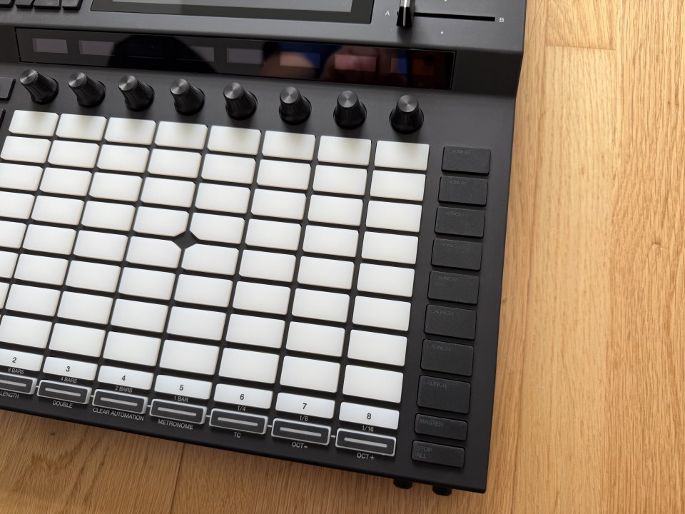 Akai Force + SSD 1TB Samsung. Workstation standalone, estado mint. de segunda mano · Foto 3 de 7 · Araba · 800 €