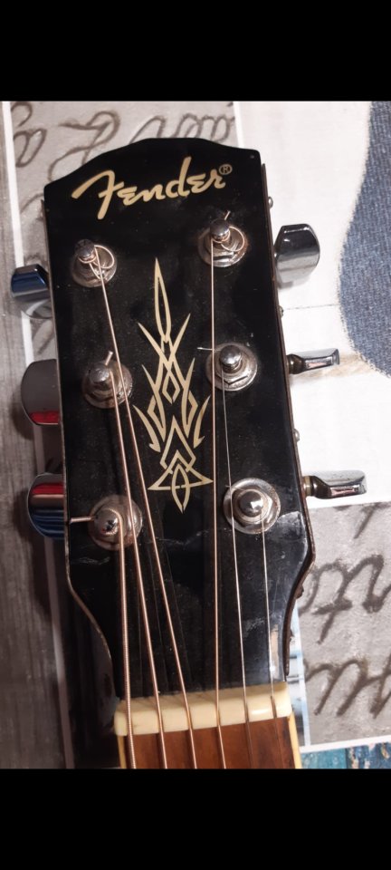 Fender Dreadnought Cutaway, Tapa Arce laminada  T-Bucket 300CE  Acústica