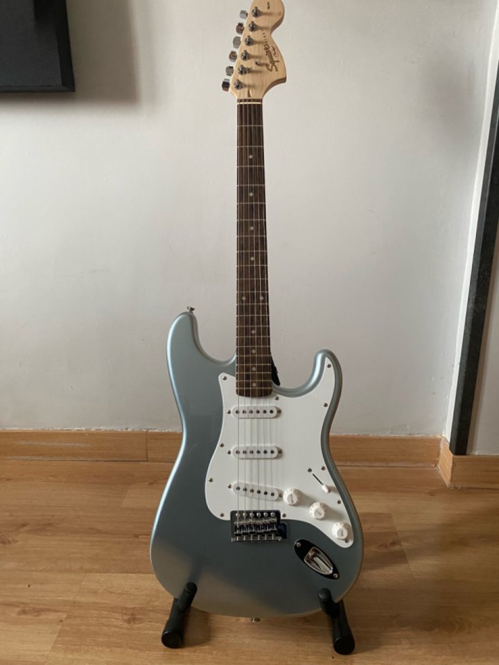 Squier Affinity Stratocaster Slick Silver de segunda mano · Foto 1 de 8 · Madrid · 135 €