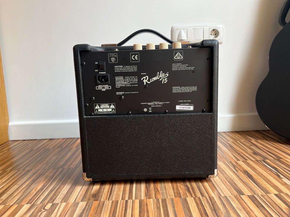 FENDER RUMBLE BASS 15 de segunda mano · Foto 1 de 5 · Alicante · 90 €