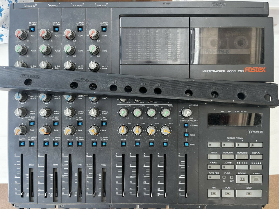 BUSCO TÉCNICO PARA REPARACIÓN DE DOS MULTIPISTAS FOSTEX (Zona Barcelona)