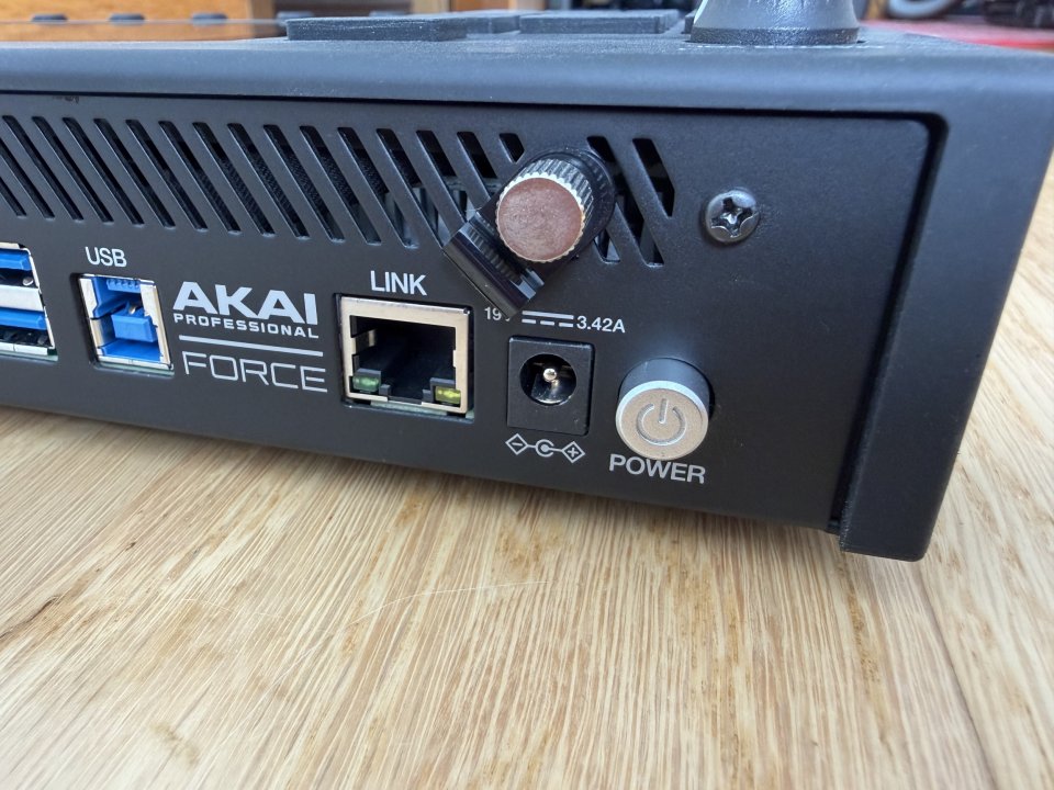 Akai Force + SSD 1TB Samsung. Workstation standalone, estado mint. de segunda mano · Foto 6 de 7 · Araba · 800 €