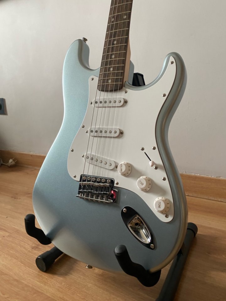Squier Affinity Stratocaster Slick Silver de segunda mano · Foto 3 de 8 · Madrid · 135 €