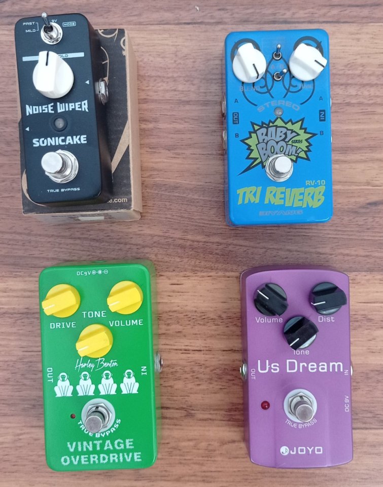 Lote de pedales de efectos de guitarra eléctrica de segunda mano · Foto 1 de 5 · Cuenca · 90 €