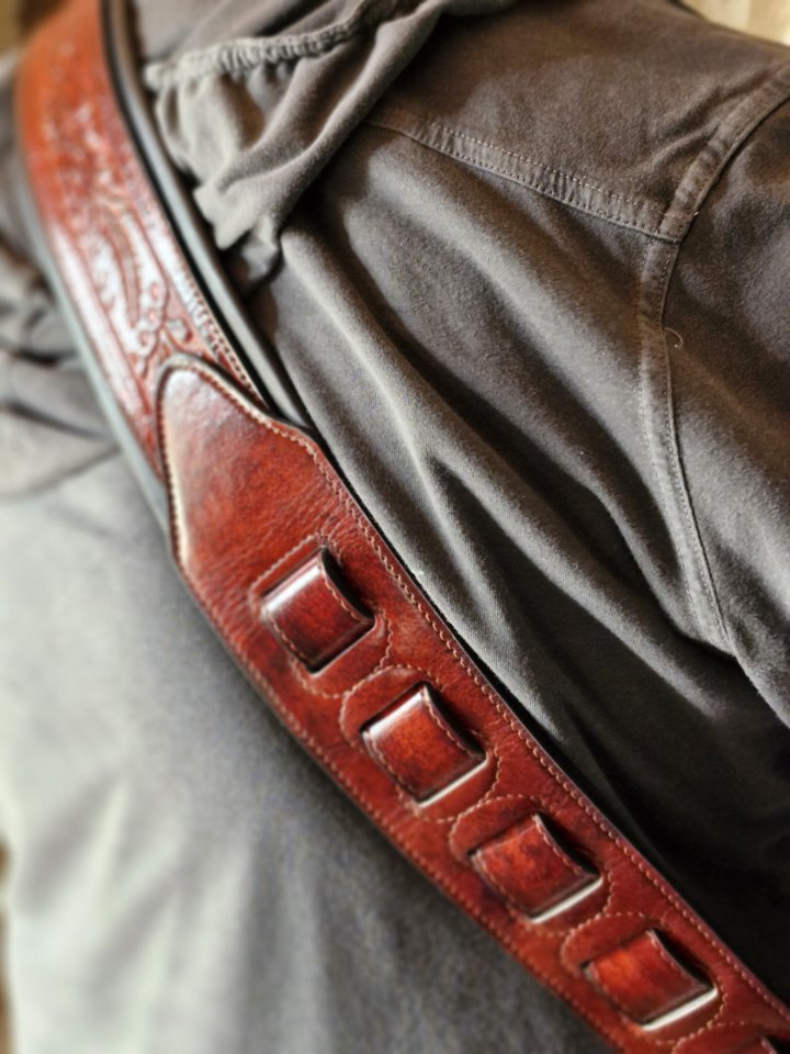 Correa guitarra de cuero trabajado