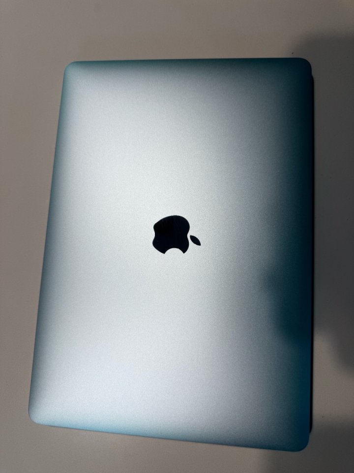 MacBook Pro 13” M1 • Touch Bar • 8 GB RAM • 256 GB