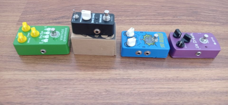 Lote de pedales de efectos de guitarra eléctrica de segunda mano · Foto 3 de 5 · Cuenca · 90 €