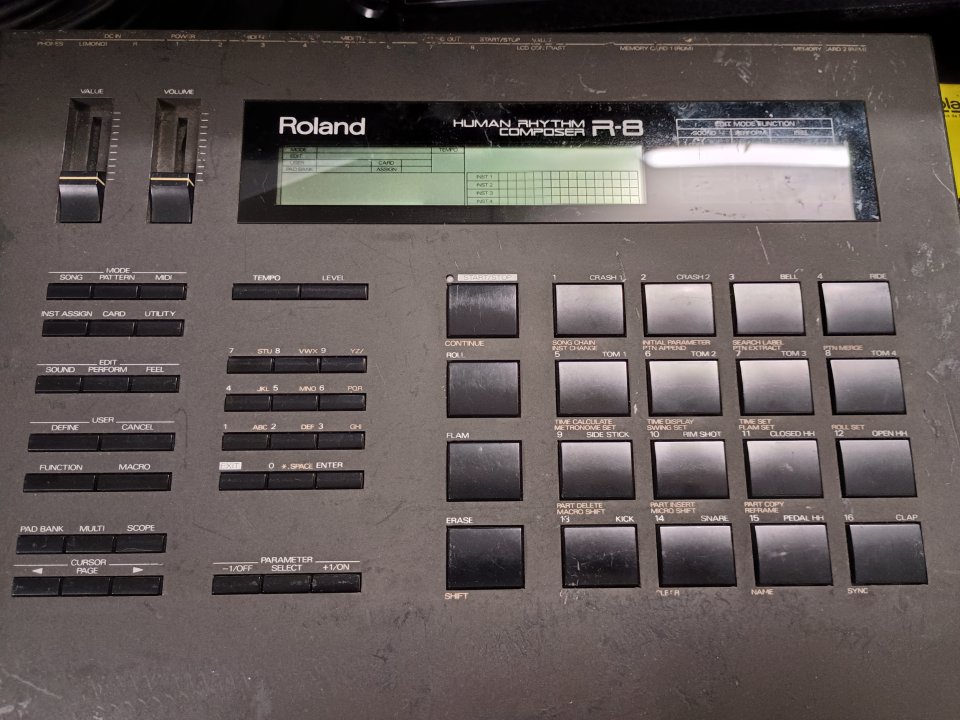 Caja de ritmos Roland R-8