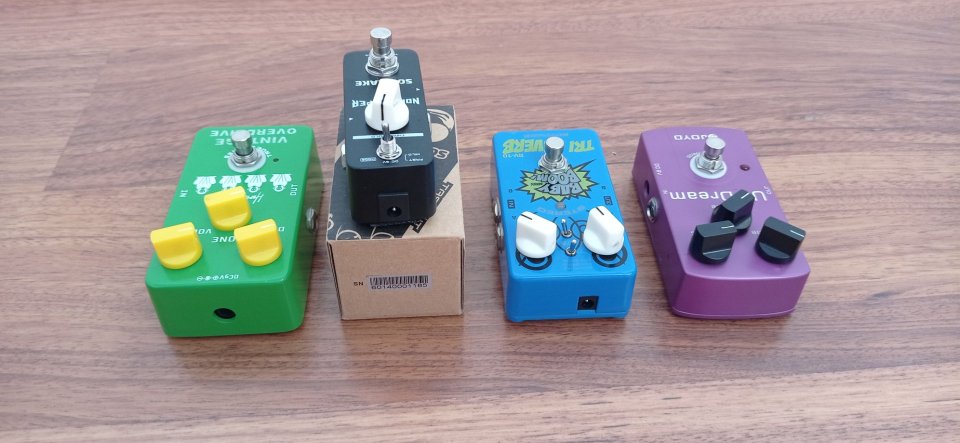 Lote de pedales de efectos de guitarra eléctrica de segunda mano · Foto 4 de 5 · Cuenca · 90 €