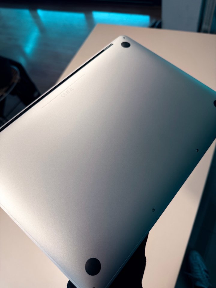 MacBook Pro 13” M1 • Touch Bar • 8 GB RAM • 256 GB