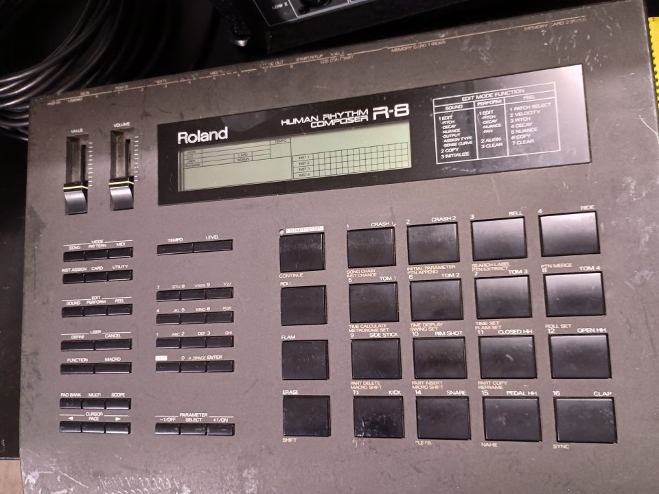 Caja de ritmos Roland R-8