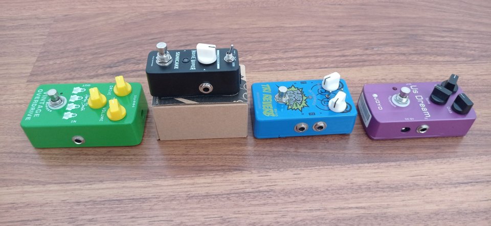 Lote de pedales de efectos de guitarra eléctrica de segunda mano · Foto 5 de 5 · Cuenca · 90 €