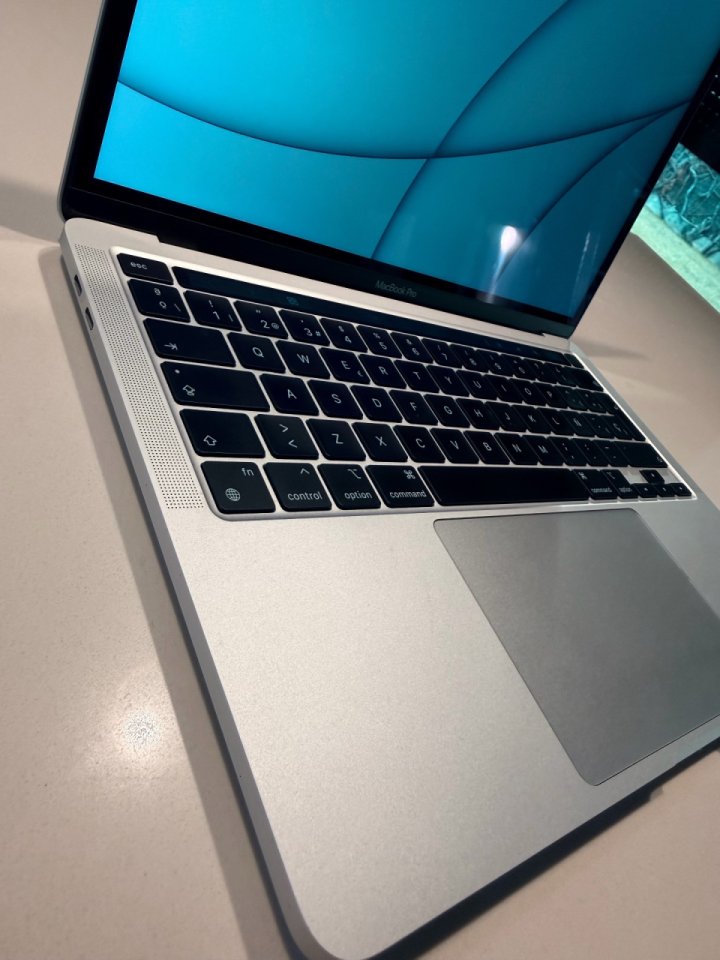 MacBook Pro 13” M1 • Touch Bar • 8 GB RAM • 256 GB