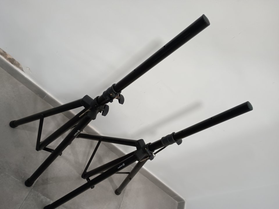 Pareja de soportes Skytec para altavoces de segunda mano · Foto 3 de 3 · Málaga · 45 €