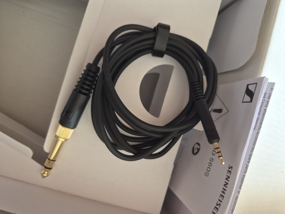 Auriculares Sennheiser HD 560S de segunda mano · Foto 8 de 9 · Palencia · 85 €