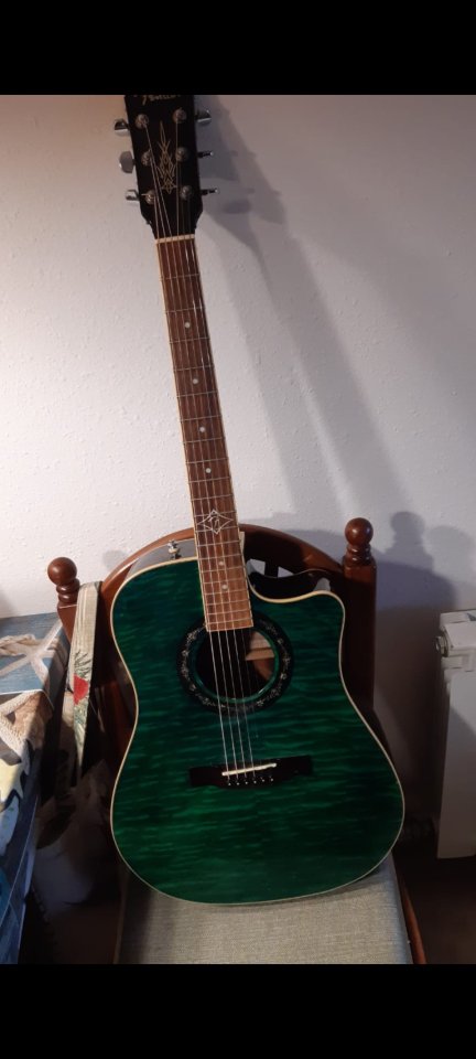 Fender Dreadnought Cutaway, Tapa Arce laminada  T-Bucket 300CE  Acústica