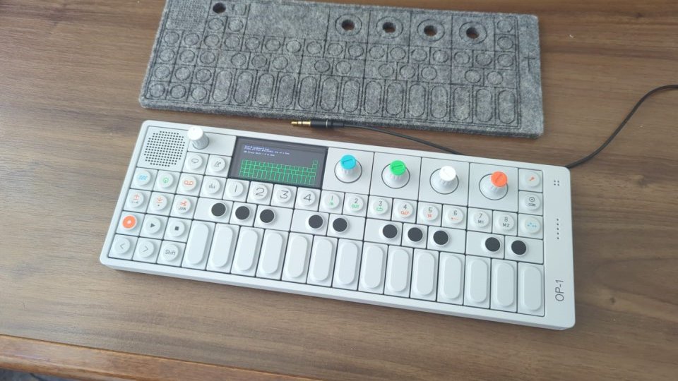 Teenage Engineering OP1 + Funda Analog Cases de segunda mano · Foto 1 de 2 · Pontevedra · 600 €