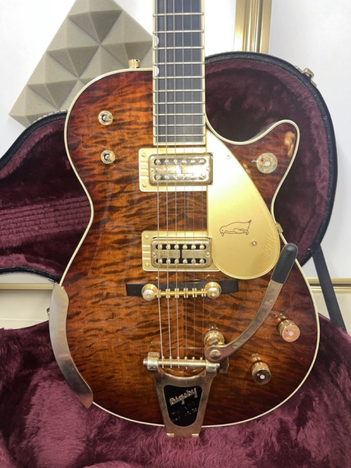 Gretsch G6134 Penguin Japón 2023 - Acabado flame maple sunburst