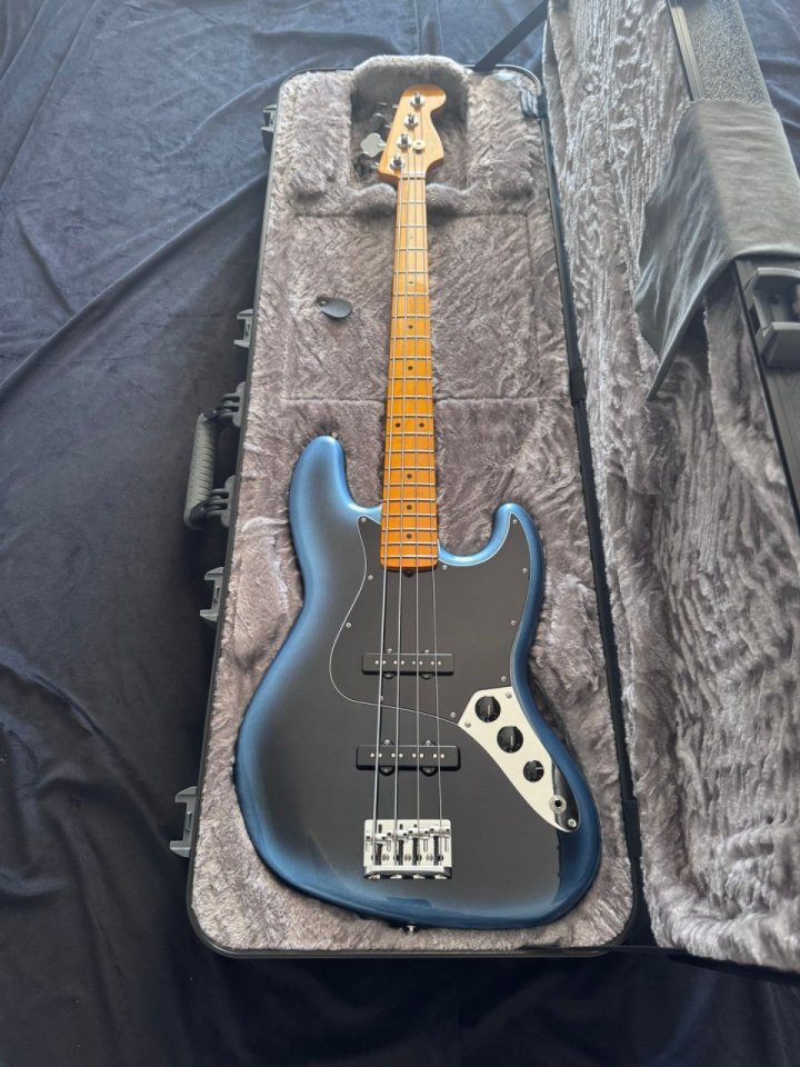 Bajo Fender American Professional 2 Jazz de segunda mano · Foto 2 de 10 · Valencia · 1750 €
