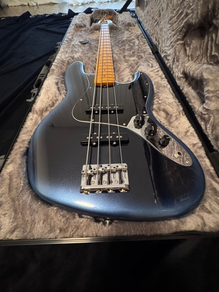 Bajo Fender American Professional 2 Jazz de segunda mano · Foto 3 de 10 · Valencia · 1750 €