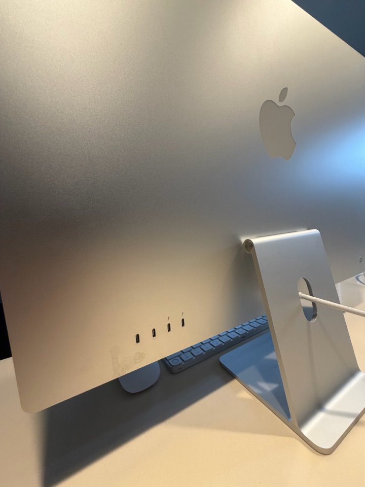 iMac 24” 2021 • 16 gb RAM • 512 gb