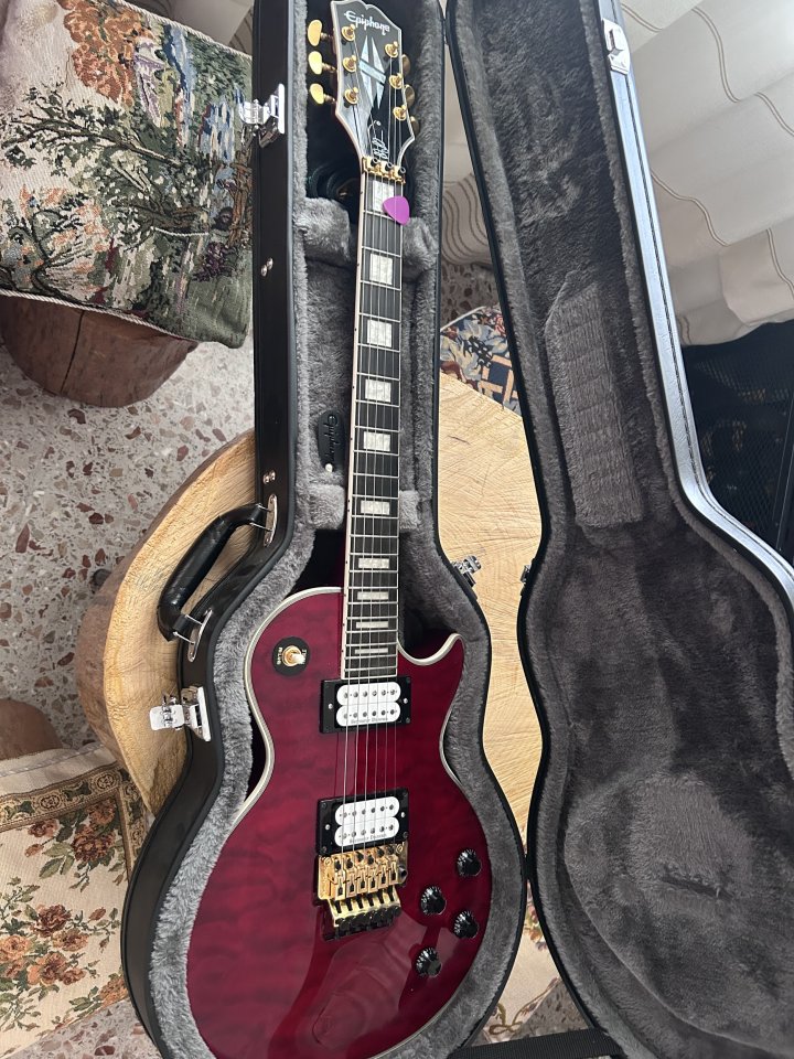 Epiphone Alex Lifeson Les Paul Custom Axcess Ruby de segunda mano · Foto 9 de 9 · Valencia · 900 €