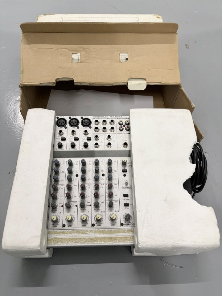 Mesa de Mezclas Behringer Eurorack MX802A