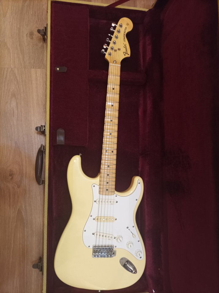 Guitarra Fender Stratocaster 70 Made in Japan 1991 de segunda mano · Foto 1 de 3 · Badajoz · 1250 €