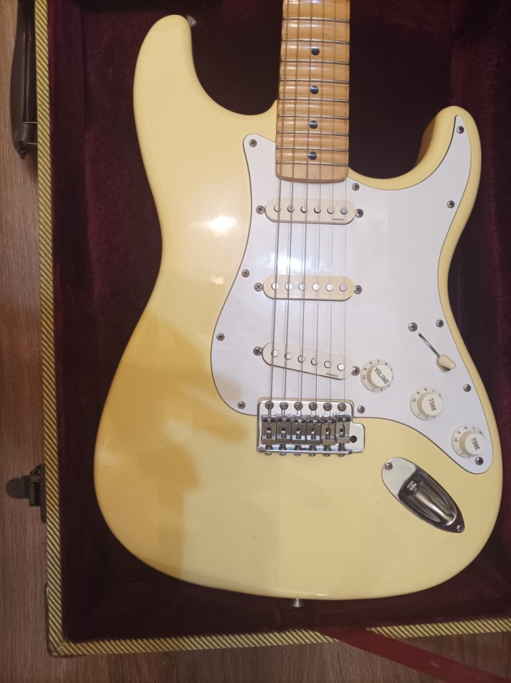 Guitarra Fender Stratocaster 70 Made in Japan 1991 de segunda mano · Foto 2 de 3 · Badajoz · 1250 €