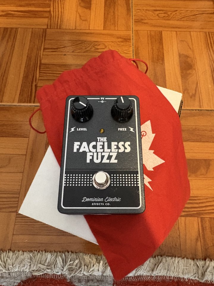 Dominion Electric Faceless Fuzz Silicon TI BC183L de segunda mano · Foto 1 de 8 · A Coruña · 400 €