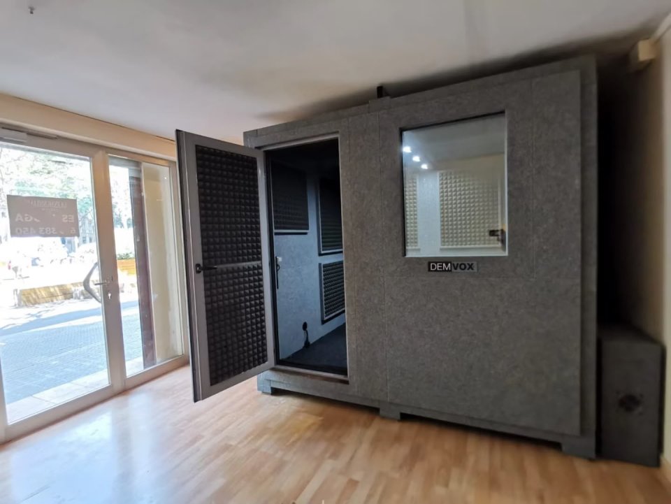 Vendo DEMVOX DV416 – Cabina insonorizada profesional – Barcelona de segunda mano · Foto 1 de 2 · Barcelona · 6500 €