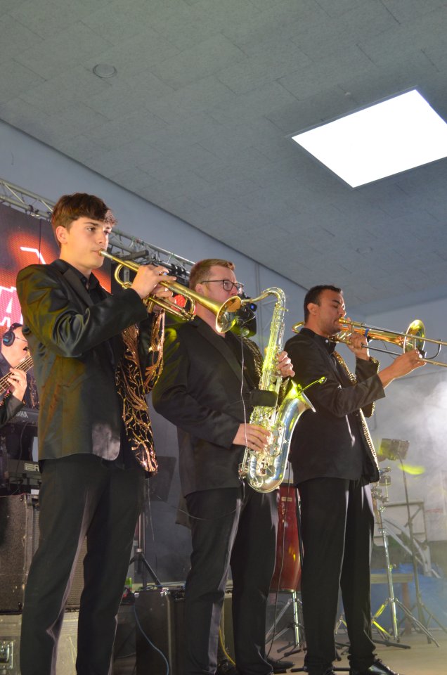 Se busca Teclista para orquesta de baile de segunda mano · Foto 2 de 3 · Lleida
