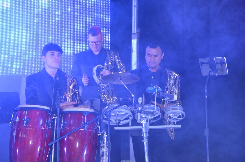 Se busca Teclista para orquesta de baile de segunda mano · Foto 3 de 3 · Lleida