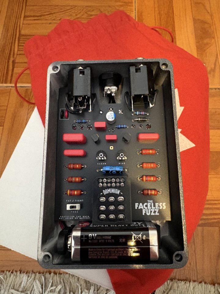 Dominion Electric Faceless Fuzz Silicon TI BC183L de segunda mano · Foto 7 de 8 · A Coruña · 400 €