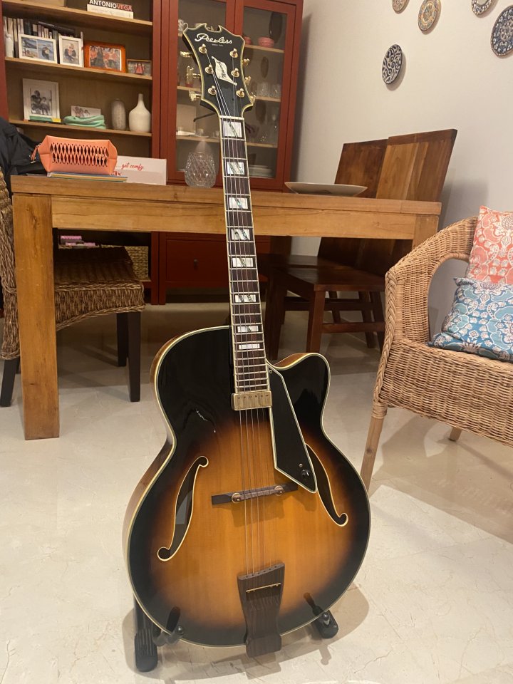 Guitarra de Jazz Peerless Monarch