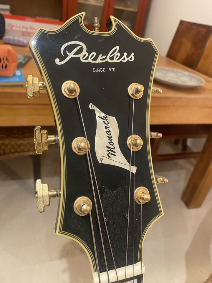 Guitarra de Jazz Peerless Monarch