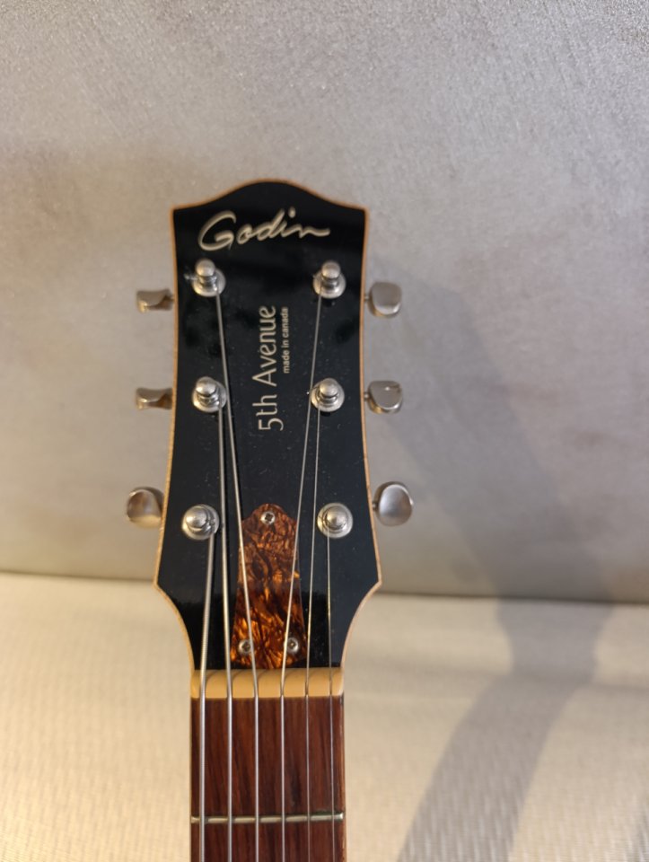 Guitarra Godin 5th Avenue Kingpin II de segunda mano · Foto 5 de 9 · Granada · 700 €
