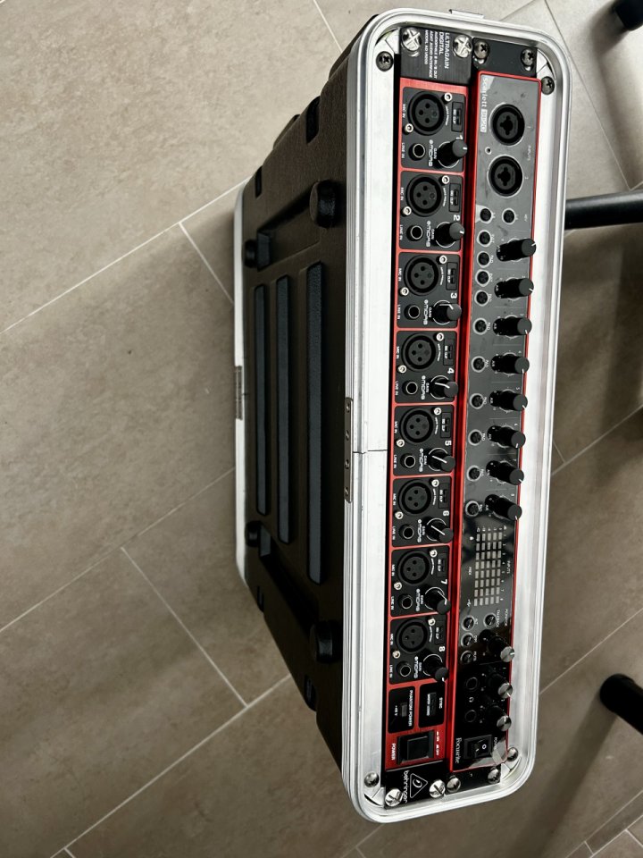 Pack Focusrite Scarlett 18i20 3er+ ADA8200 + Rack
