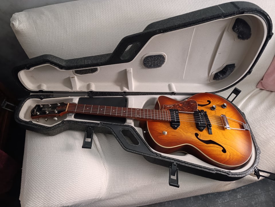 Guitarra Godin 5th Avenue Kingpin II de segunda mano · Foto 7 de 9 · Granada · 700 €